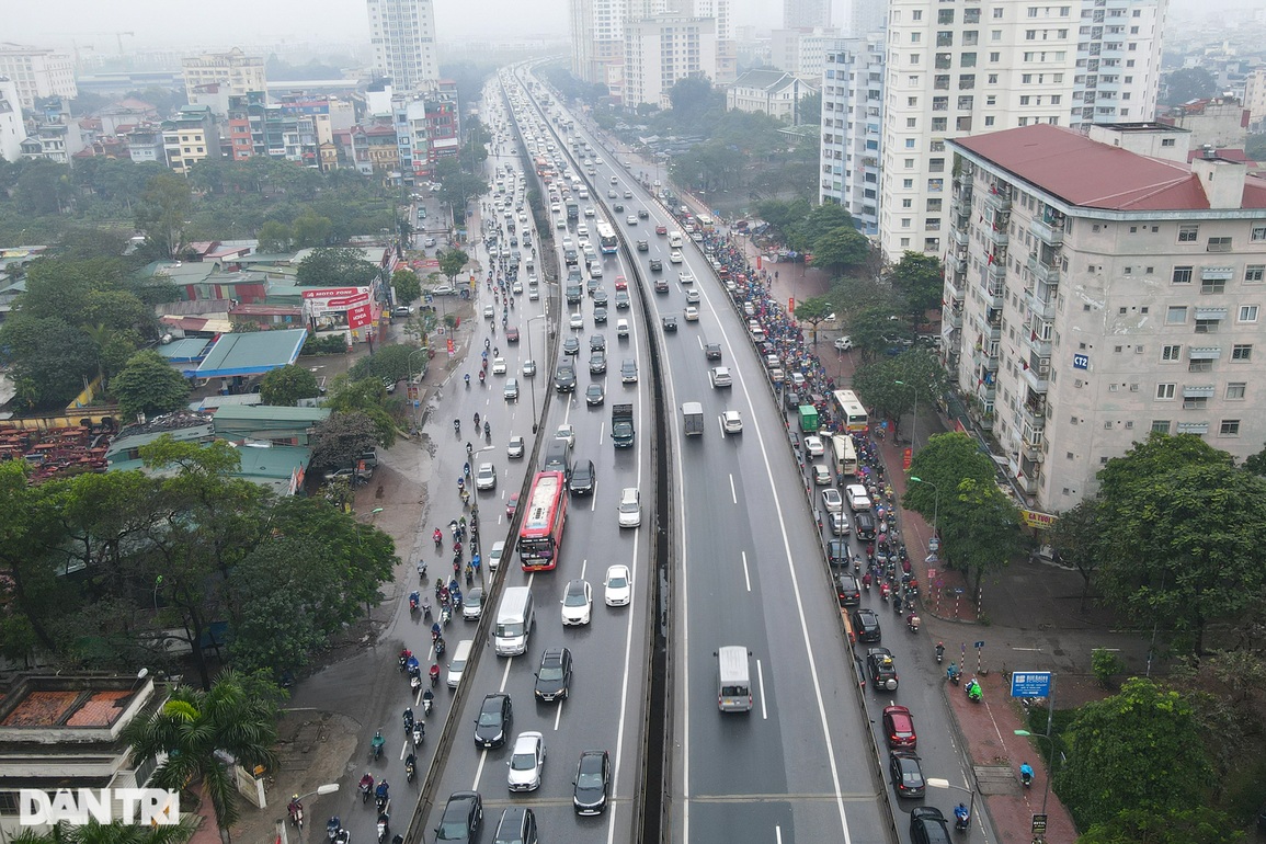 Người dân đội mưa rét trở lại Hà Nội ngày cuối nghỉ Tết, giao thông ùn tắc - 4 Người dân đội mưa rét trở lại Hà Nội ngày cuối nghỉ Tết, giao thông ùn tắc - 4