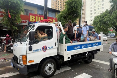 CSGT Hà Nội dùng ô tô đặc chủng chở người dân đi qua điểm ngập