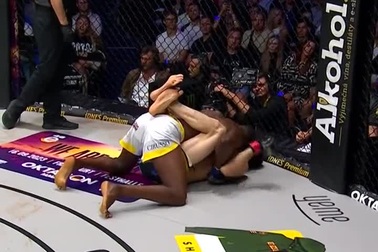 Võ sĩ cầu hôn bạn gái ngay sau khi bị đối thủ đá gãy chân