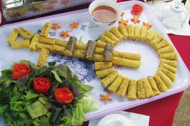 Ấn tượng món ăn "biến tấu" hình cây đàn kìm