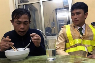 Bị chủ lừa đảo quỵt tiền, một phu hồ Đắk Lắk được CSGT Hà Nội giúp đỡ