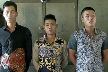 Bênh người yêu cũ, mang vòng hoa “tặng” người yêu mới