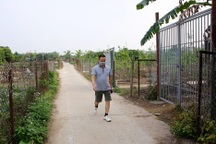 Bãi giữa sông Hồng bị chia cắt, dựng cổng sắt, quây lưới thép xí phần