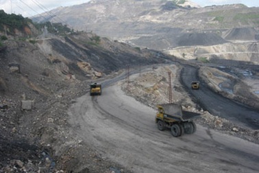 “Than tặc” điều máy ủi, xe tải đến cướp hàng ngàn tấn than