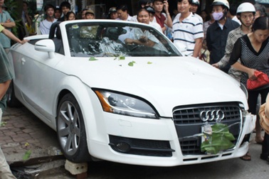 Xe hạng sang Audi bất ngờ “lao” vỉa hè, đâm gãy cột điện