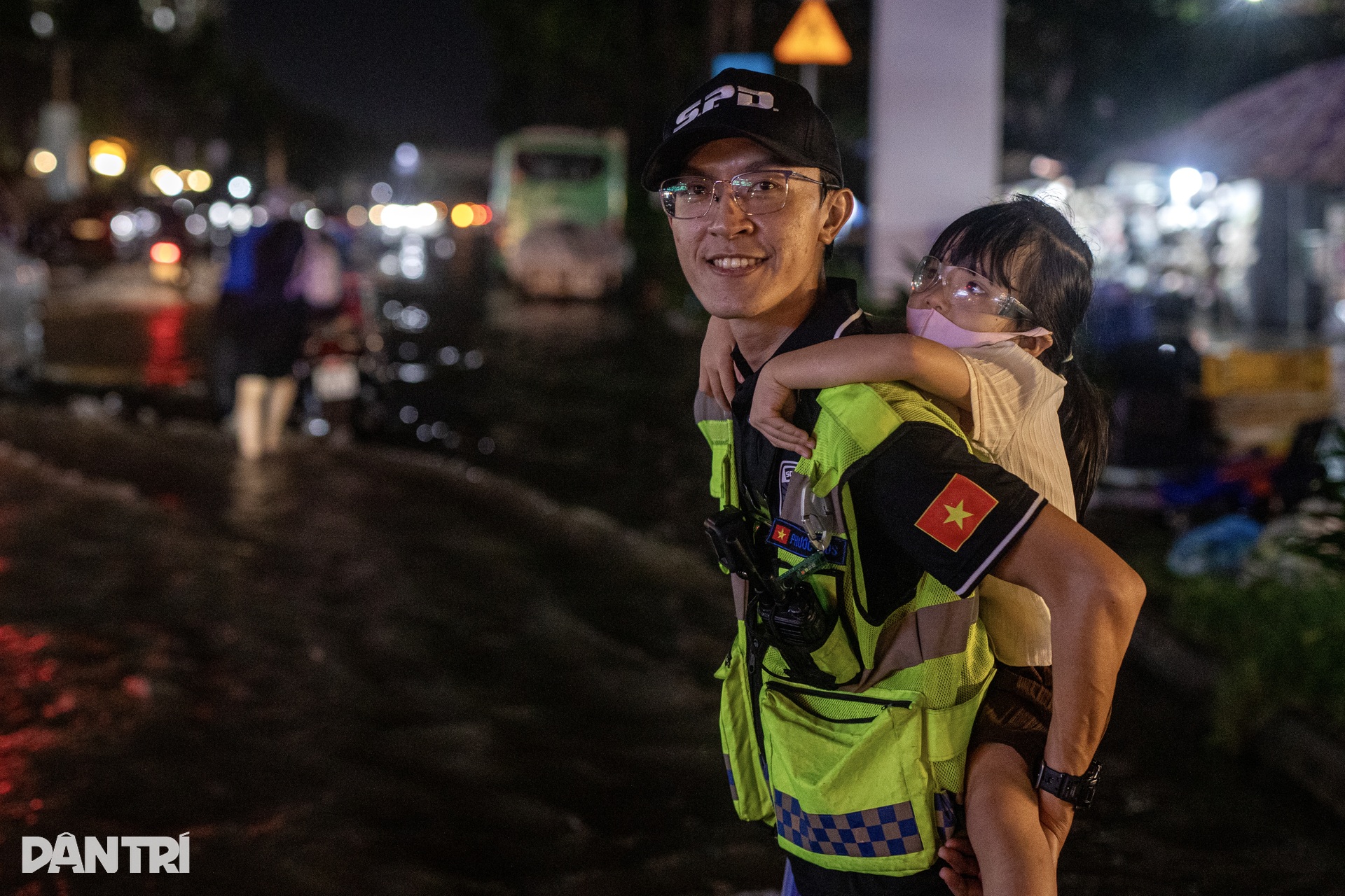 Ngày thứ 3 triều cường TPHCM đạt đỉnh: Đường hóa sông, ô tô chết máy - 6 Ngày thứ 3 triều cường TPHCM đạt đỉnh: Đường hóa sông, ô tô chết máy - 6