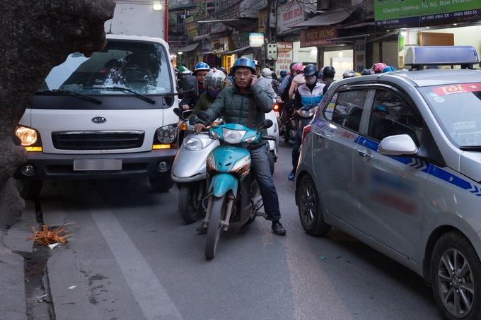 Gần Tết, xe nhích từng cm trên phố ở Hà Nội