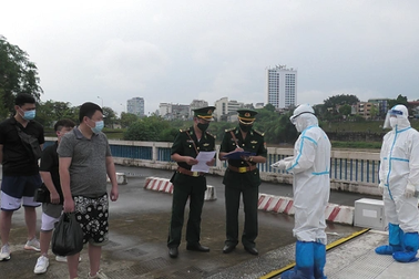 Trao trả 3 người Trung Quốc trốn về từ sòng bạc Campuchia