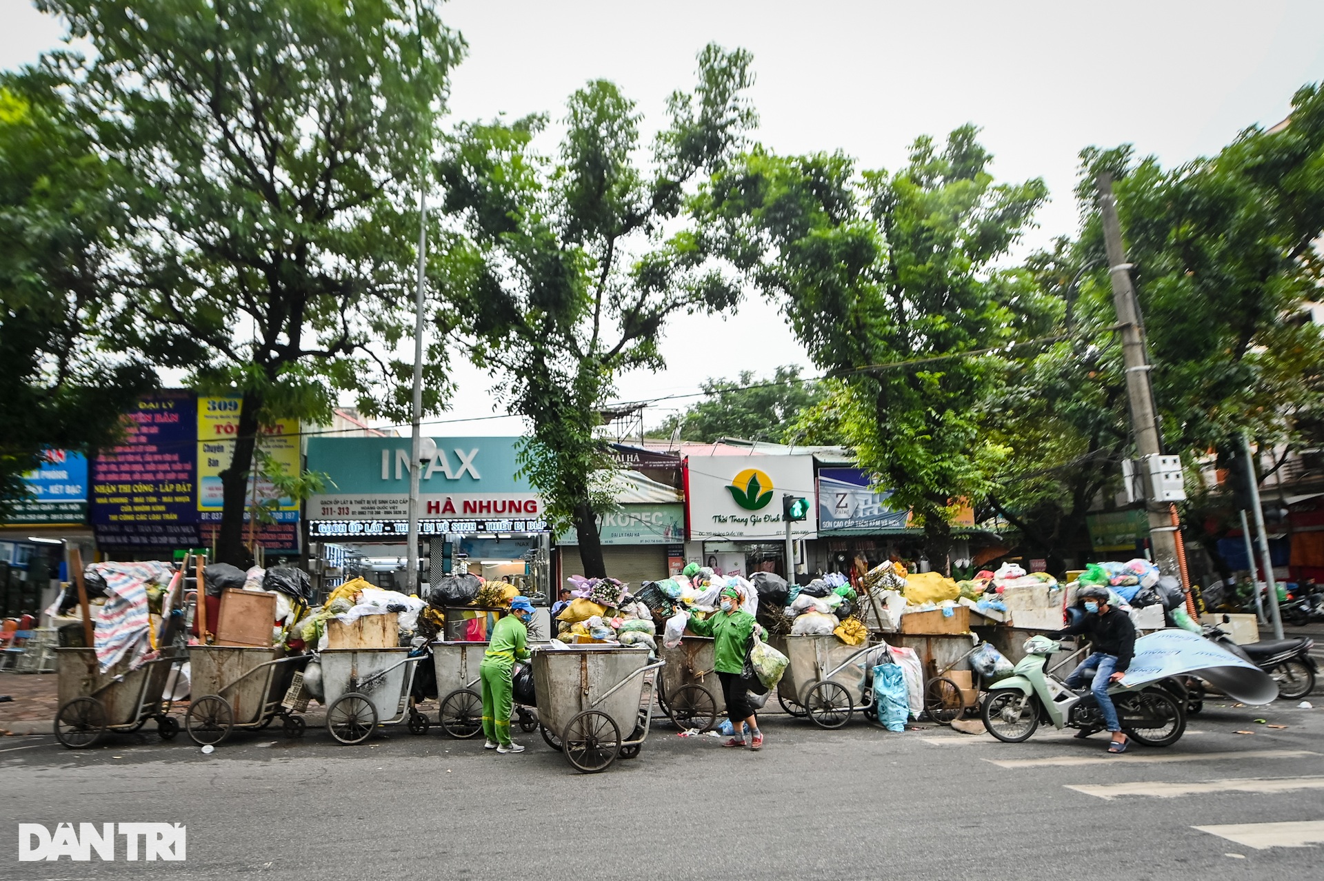 Rác thải ùn ứ, cao quá đầu người trên nhiều tuyến phố, khu dân cư ở Hà Nội - 2 Rác thải ùn ứ, cao quá đầu người trên nhiều tuyến phố, khu dân cư ở Hà Nội - 2