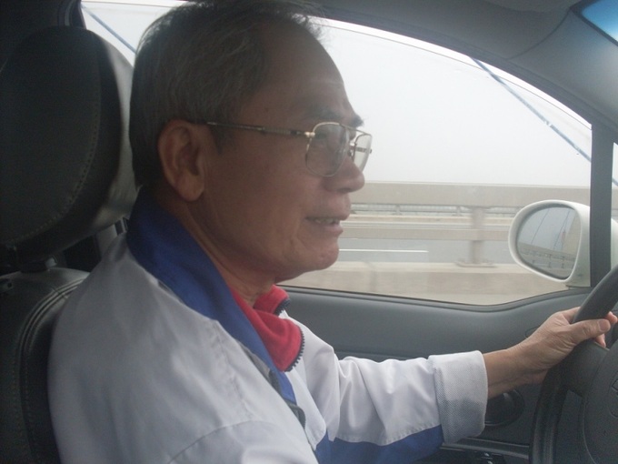 KS Nguyễn Thành Lập, ngoài 70 tuổi, vẫn tự lái xe ô tô.