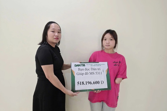 Nữ sinh khuyết tật tay được bạn đọc Dân trí giúp đỡ gần 520 triệu đồng