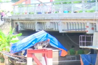 Chồng phát hiện vợ tử vong dưới ghe, 2 tay bị trói