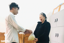 Cho con nghỉ học ở trường công để khỏi phải lo chuyện "chăm sóc" thầy cô