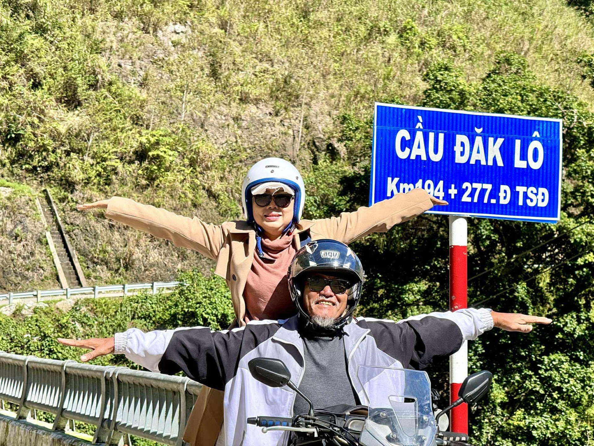 Chàng 71 tuổi - nàng 64 tuổi lái mô tô chinh phục 20 cung đường Việt Nam - 4 Chàng 71 tuổi - nàng 64 tuổi lái mô tô chinh phục 20 cung đường Việt Nam - 4