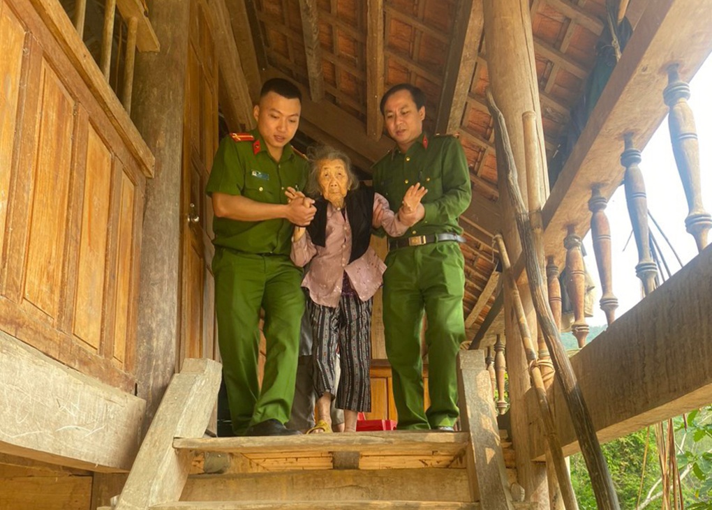 Ngày nghỉ lễ, bà cụ 109 tuổi được công an đến tận nhà làm căn cước công dân - 3 Ngày nghỉ lễ, bà cụ 109 tuổi được công an đến tận nhà làm căn cước công dân - 3