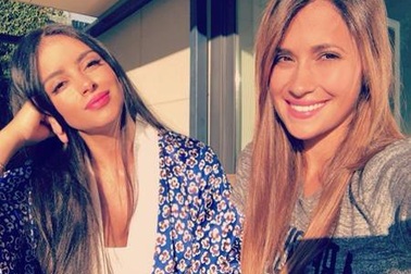 Vẻ đẹp bốc lửa của "máy bay bà già" vừa trói chân thành công Fabregas