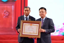 Huấn luyện viên Mai Đức Chung được trao tặng danh hiệu Anh hùng Lao động