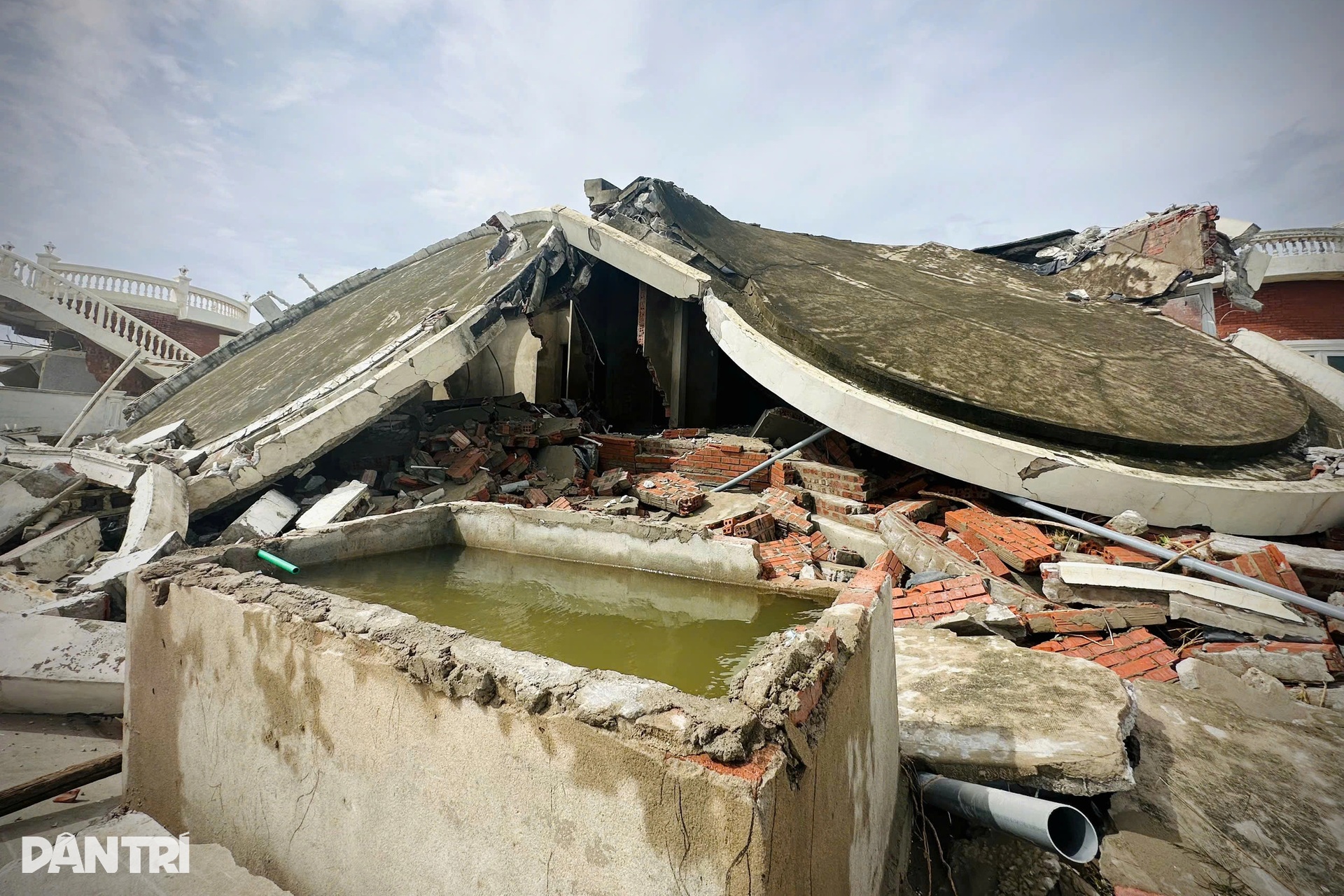 Hàng chục căn villa sang trọng đổ gục trong bão Bualoi - 4 Hàng chục căn villa sang trọng đổ gục trong bão Bualoi - 4