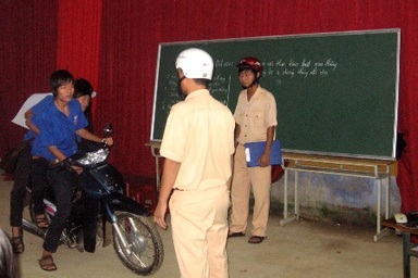 Hai cách ngăn chặn "vấn nạn" HS đi xe máy tới trường