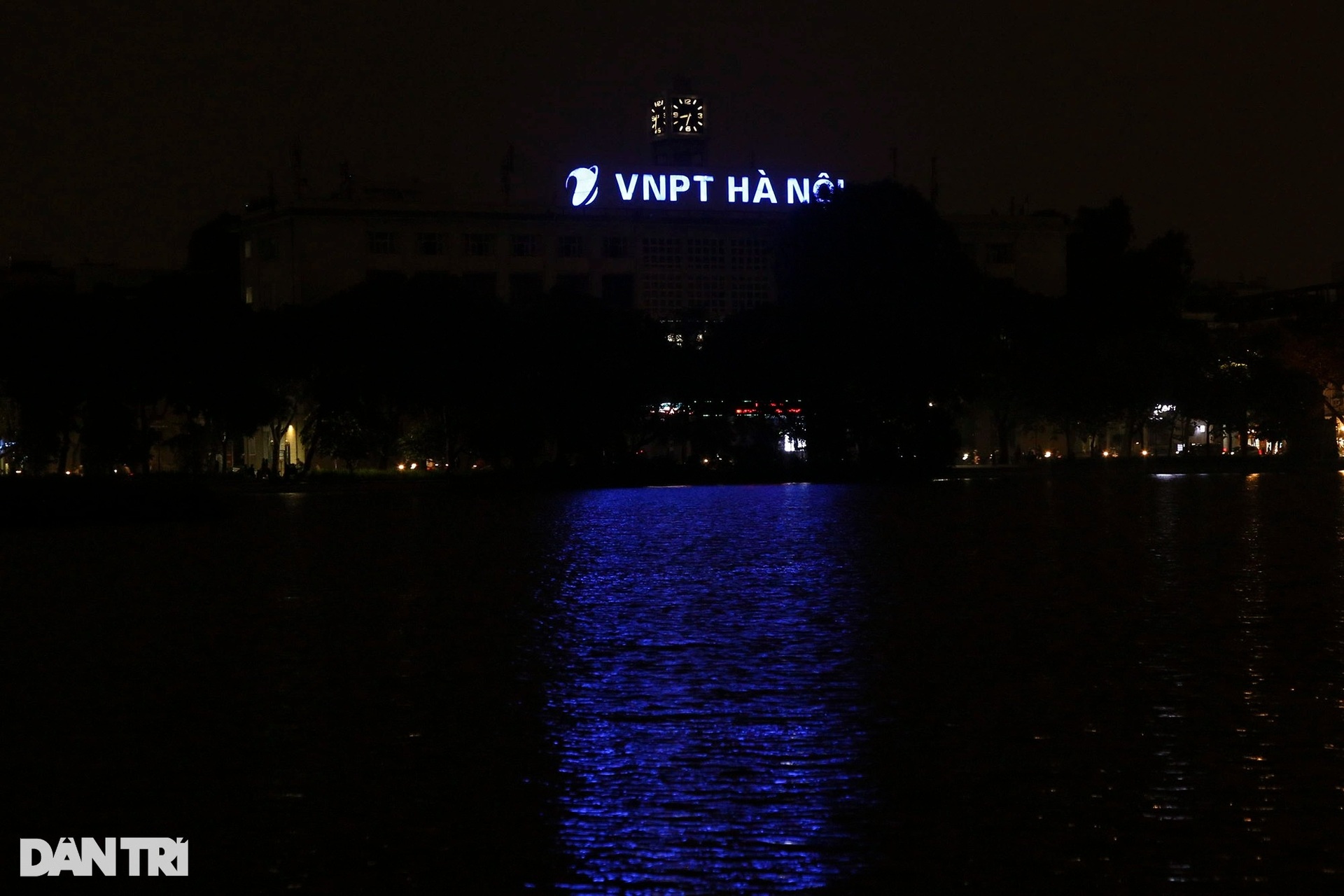 Hồ Gươm tắt đèn tưởng niệm nạn nhân tử vong trong đại dịch Covid-19 - 5