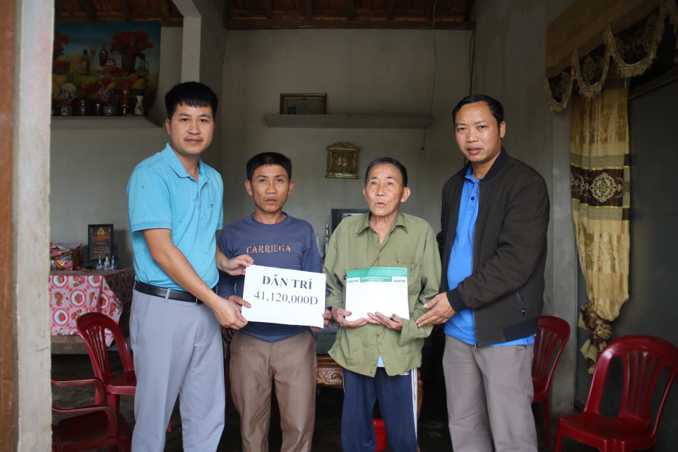 Người cha nghèo bị ám ảnh bởi vết xích cổ chân con được bạn đọc giúp đỡ - 4 Người cha nghèo bị ám ảnh bởi vết xích cổ chân con được bạn đọc giúp đỡ - 4