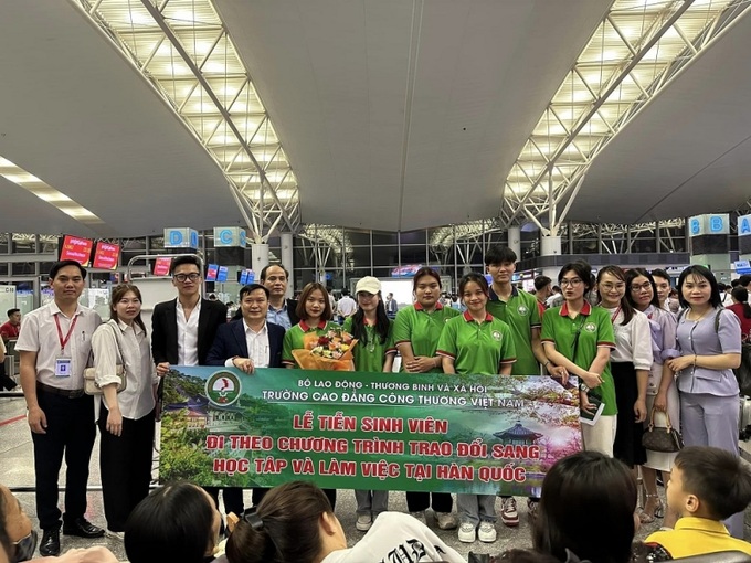2 Anh 2 TS Lê Đại Hùng, Chủ tịch HĐQT Trường CĐ Công thương Việt Nam trực tiếp đưa đón sinh viên sang Hàn Quốc học tập, làm việc