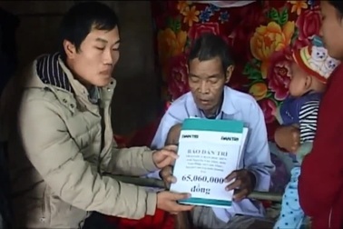 Trao quà của bạn đọc đến gia đình anh Nguyễn Văn Thời