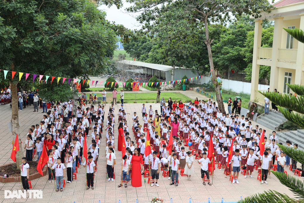 Báo Dân trí tặng thẻ BHYT tới hàng trăm học sinh tại miền Trung - 2 Báo Dân trí tặng thẻ BHYT tới hàng trăm học sinh tại miền Trung - 2
