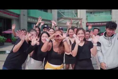 Cán bộ, nhân viên Crescent Mall thự hiện vũ đạo "Ghen Cô Vy "