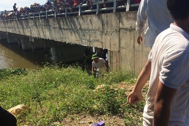 Mẹ đang mang bầu, ôm 2 con nhỏ nhảy sông tự vẫn