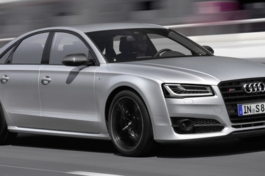 Audi S8 Plus chuẩn bị lăn bánh