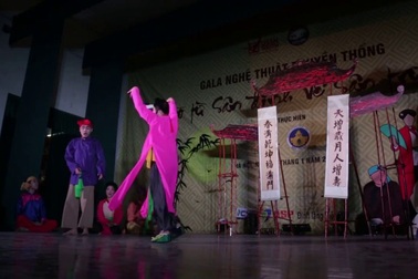 Trích đoạn chèo "Nô, Màu, Phú ông" do sinh viên trình diễn