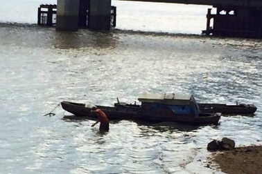 Phát hiện thi thể trôi sông cùng lá thư tuyệt mệnh