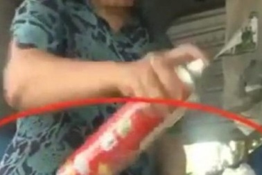 Clip: Rùng mình cá khô ngâm, phun thuốc diệt côn trùng