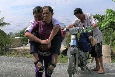 Đến trường trên đôi chân của mẹ