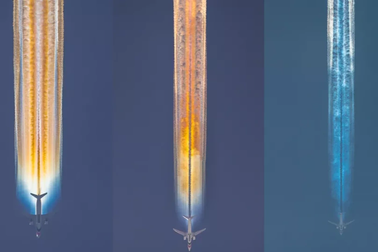 Cầu vồng hiếm gặp xuất hiện sau đuôi máy bay