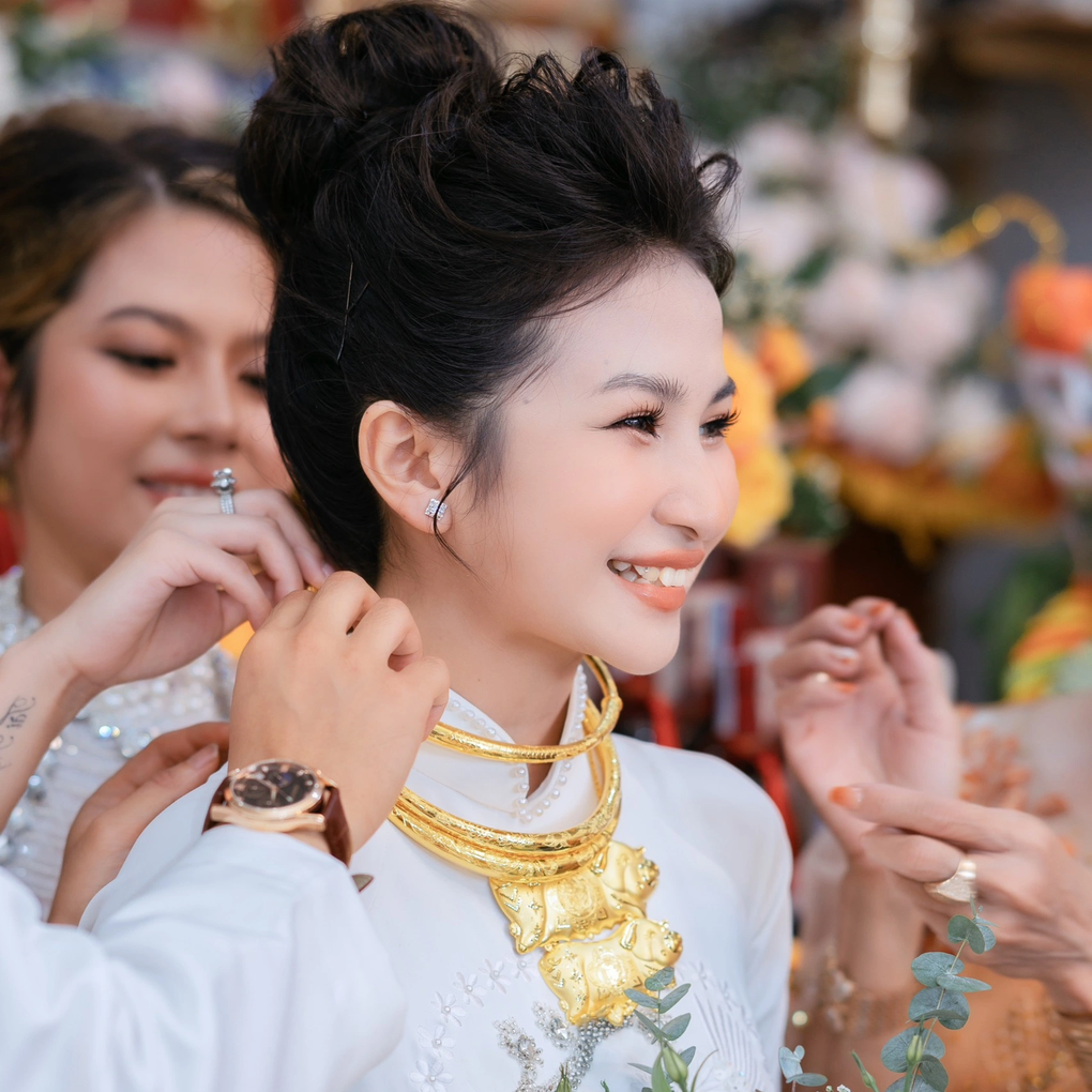 Cô dâu gây sốt vì nhận sính lễ 20 cây vàng, 40.000 USD cùng nhiều sổ đỏ - 3 Cô dâu gây sốt vì nhận sính lễ 20 cây vàng, 40.000 USD cùng nhiều sổ đỏ - 3