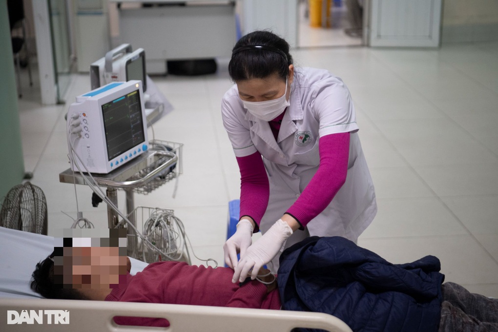 Hà Nội: Nôn ra máu vẫn tiếp tục uống rượu, người đàn ông phải đi cấp cứu - 1 Hà Nội: Nôn ra máu vẫn tiếp tục uống rượu, người đàn ông phải đi cấp cứu - 1