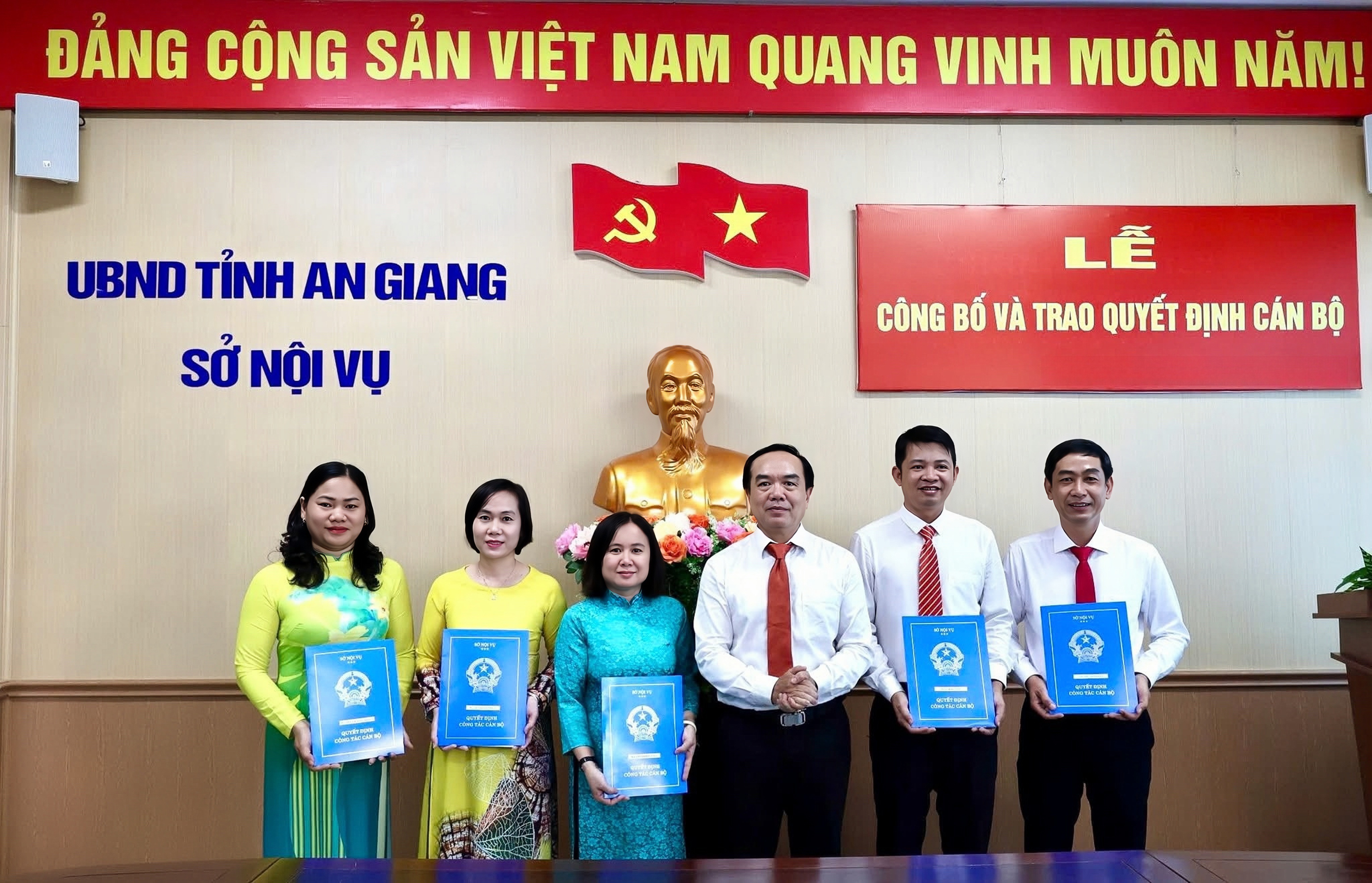Nghề nội vụ là làm công việc đồng hành cùng cả đời người - 2 Nghề nội vụ là làm công việc đồng hành cùng cả đời người - 2