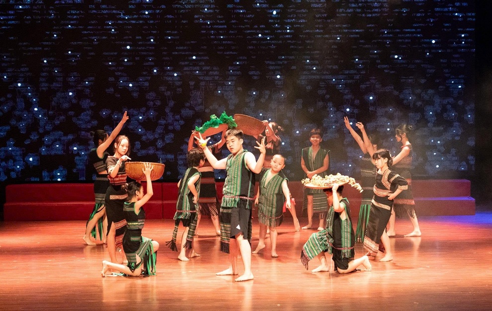 Trích đoạn vở vũ kịch Sắc màu tuổi thơ gây ấn tượng với khán giả - 1