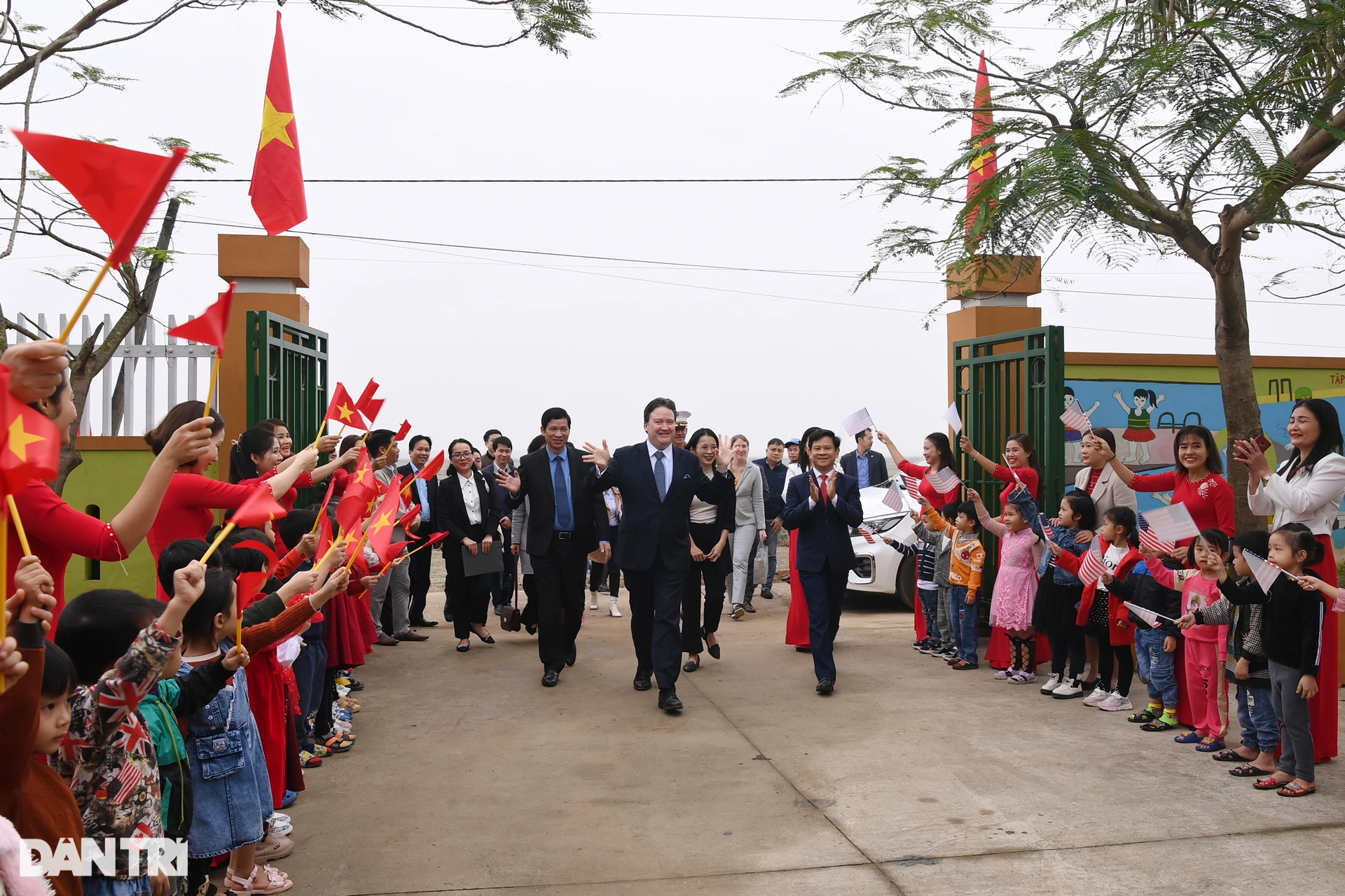 Đại sứ Marc Knapper dự khánh thành 2 trường học ở miền Trung do Mỹ tài trợ - 11 Đại sứ Marc Knapper dự khánh thành 2 trường học ở miền Trung do Mỹ tài trợ - 11