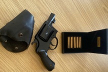 Đi đổ rác, người đàn ông phát hiện khẩu súng và 5 viên đạn