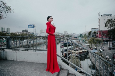 Trần Huyền Nhung mang nét đẹp xưa Sài Thành đi chợ hoa bến Bình Đông