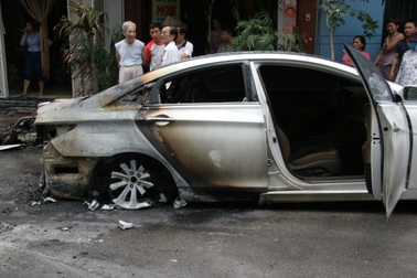 Hà Nội: Ô tô bốc cháy ngùn ngụt, thiêu rụi xe máy bên đường