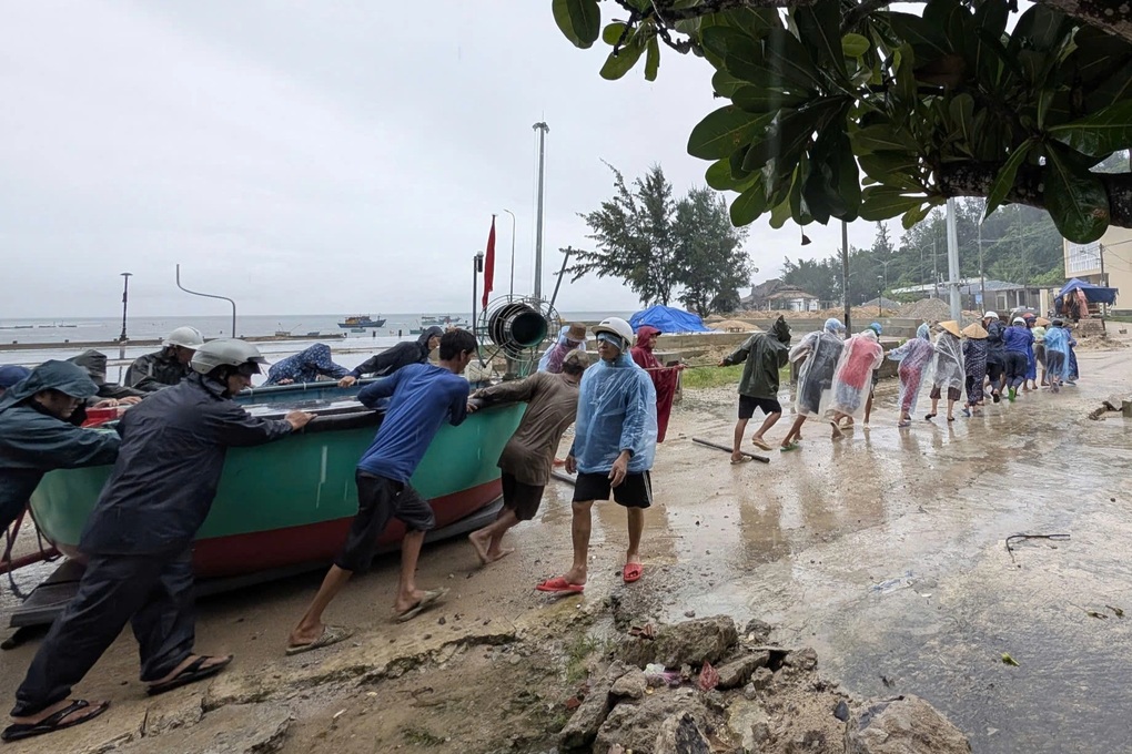 Xã đảo duy nhất ở Gia Lai chằng néo nhà cửa ứng phó bão Kalmaegi - 1