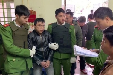 Đối tượng nhiễm HIV lập rào sắt, gắn camera quanh nhà để bán ma túy