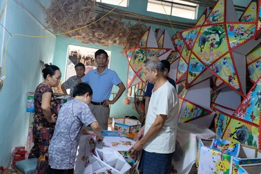 Làng nghề làm đèn lồng đìu hiu trước Tết Trung thu