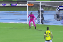 Chân tay "xoắn quẩy", thủ môn mắc sai lầm cười ra nước mắt