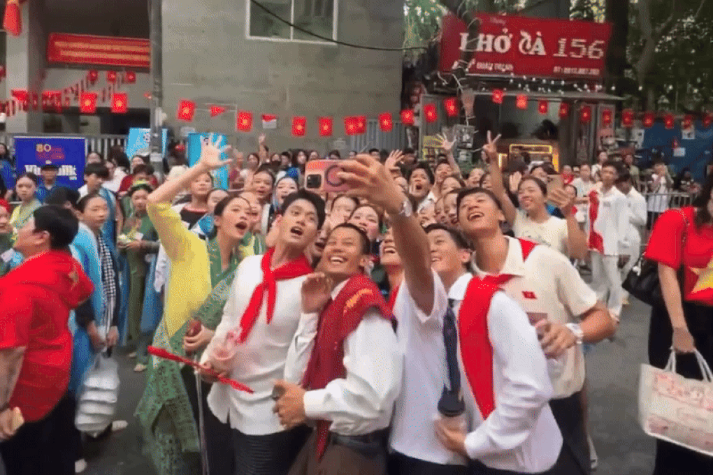 Dàn diễn viên Mưa đỏ xuất hiện tại Sơ duyệt, khán giả reo hò gọi tên - 2 Dàn diễn viên Mưa đỏ xuất hiện tại Sơ duyệt, khán giả reo hò gọi tên - 2