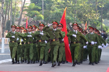 Công an tỉnh Bình Dương diễu binh chào mừng ngày truyền thống lực lượng